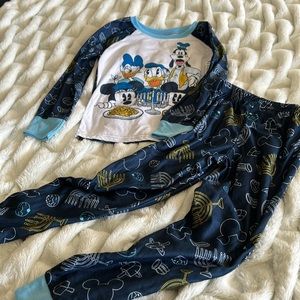 Adorable Minnie Mouse Flame resistant Chanukah pajamas … 2 piece .. new size m